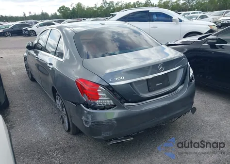 2018 Mercedes-Benz C 300 z USA, uszkodzony, nr VIN 55SWF4JBXJU265610